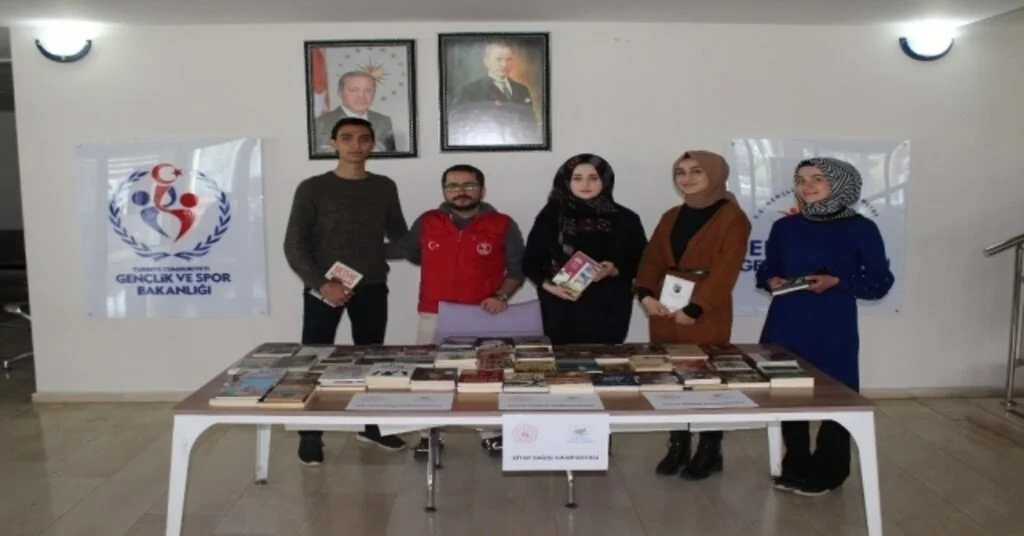 Erzincanda Gençlerden Köy Okuluna Kitap Bağışı