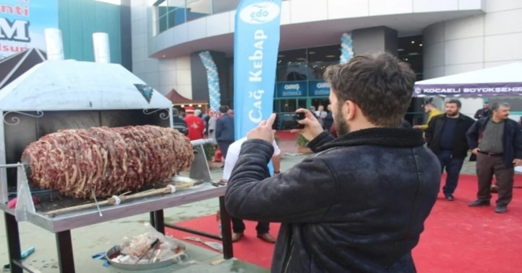 Erzurumlular 650 Kiloluk Cağ Kebabı İle Kocaelide Rekor Kırdı