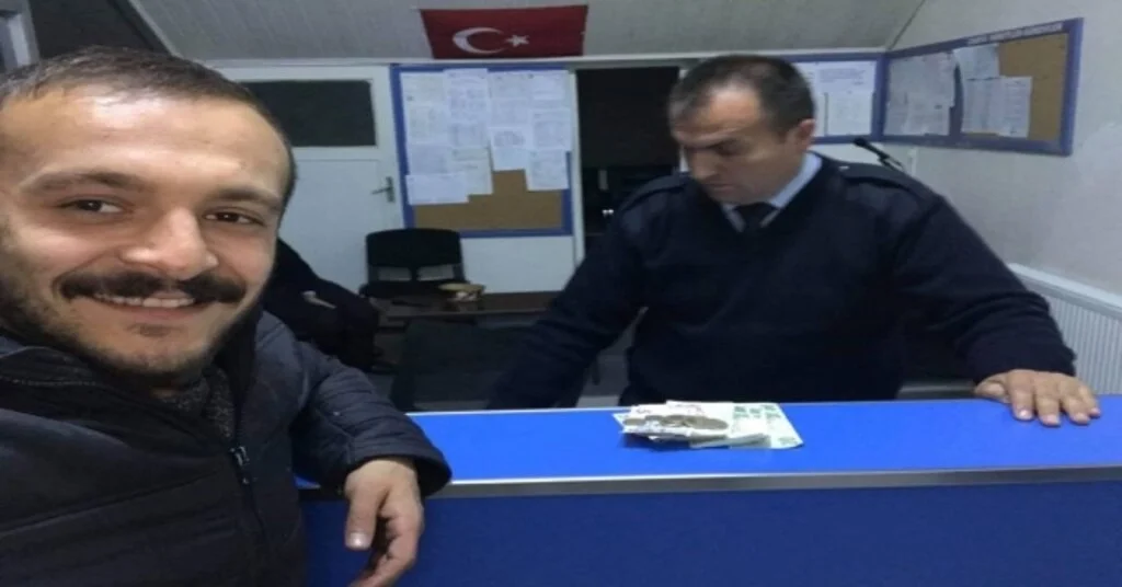 Evi Yanan Engelli Aile İçin Dükkanının Hasılatını Bağışladı