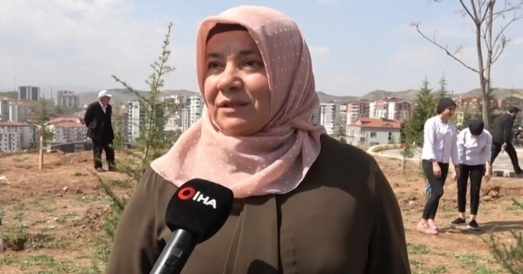 Fidan Dikerken Duygulanan Şehit Annesi: “Onları Da Toprağa Bu Fidan Gibi Verdik”