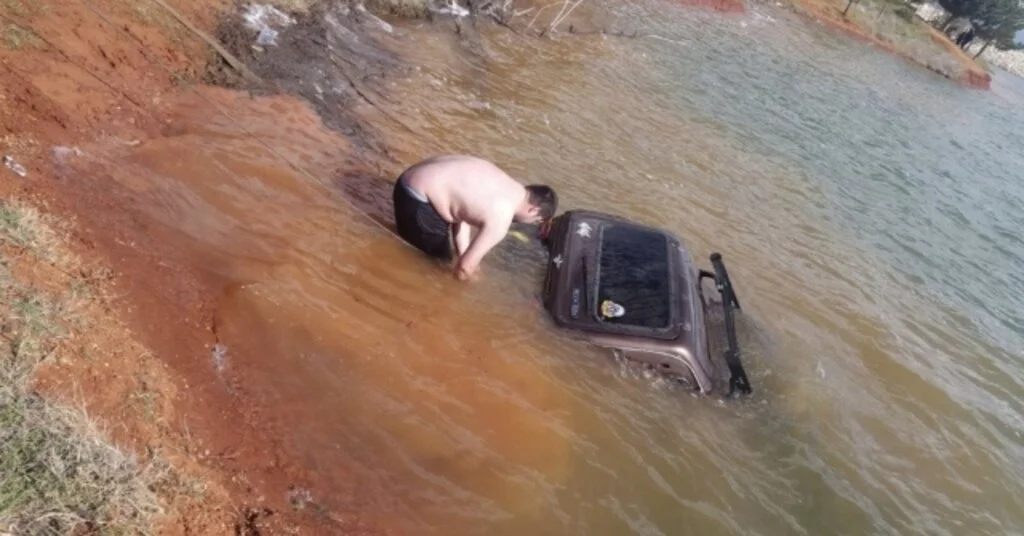 Fotoğraf Çektirmek İsterken Offroad Aracıyla Suya Gömüldü