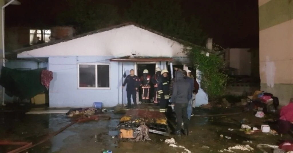 Gece Yarısı Tek Katlı Evde Çıkan Yangın Korkuttu