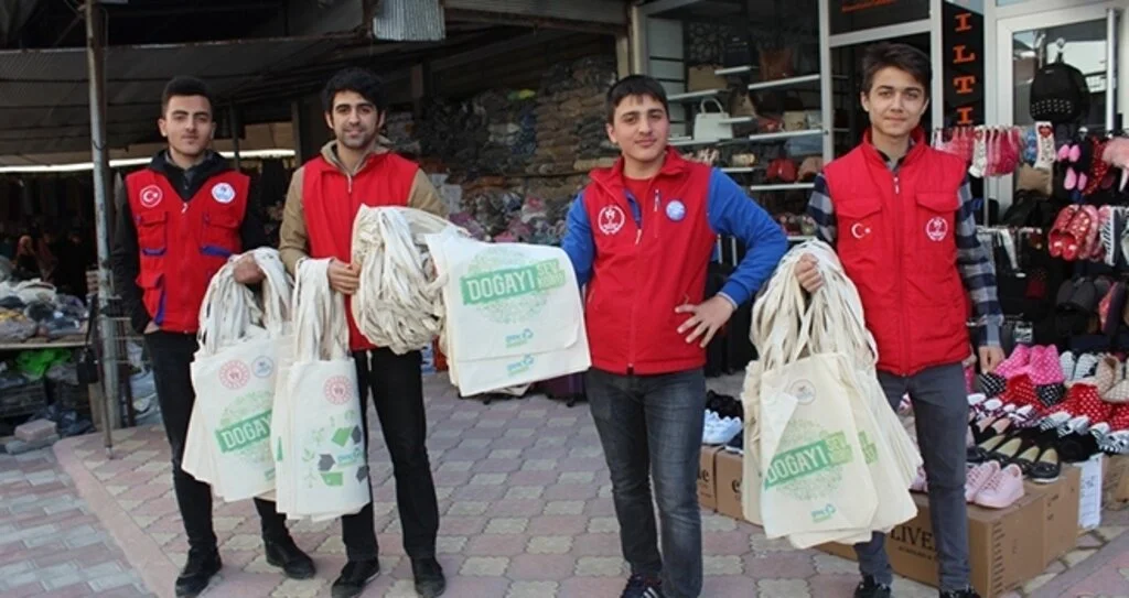 Gençler Bez Torba Dağıttı
