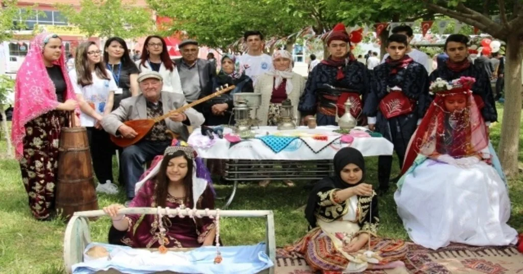 Gençler Köy Köy Dolaşıp Unutulmaya Yüz Tutmuş Kültürel Değerleri Ölümsüzleştirdi