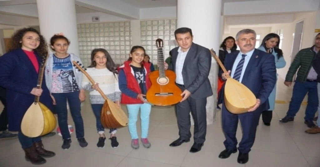 Gercüşte Öğrencilere Spor Ve Müzik Malzemesi Yardımı