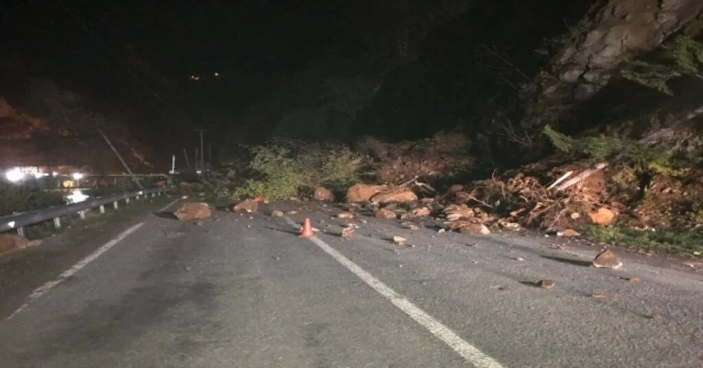 Giresunda Heyelan: Karayolu Trafiğe Kapandı