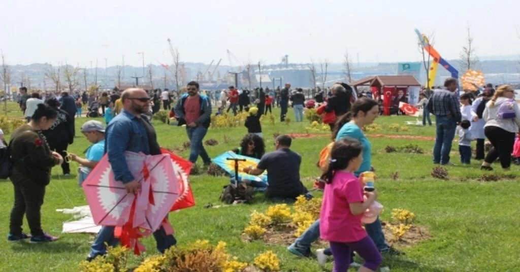 Gökyüzünde Yüzlerce Uçurtma