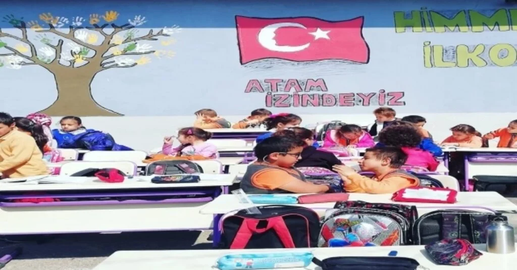 Gönüllü Gençler Köy Okulunu Tamir Ettiler