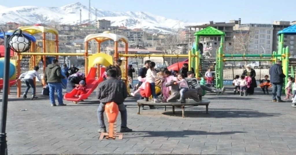 Güneşli Havayı Fırsat Bilen Yüksekovalılar Parklara Akın Etti