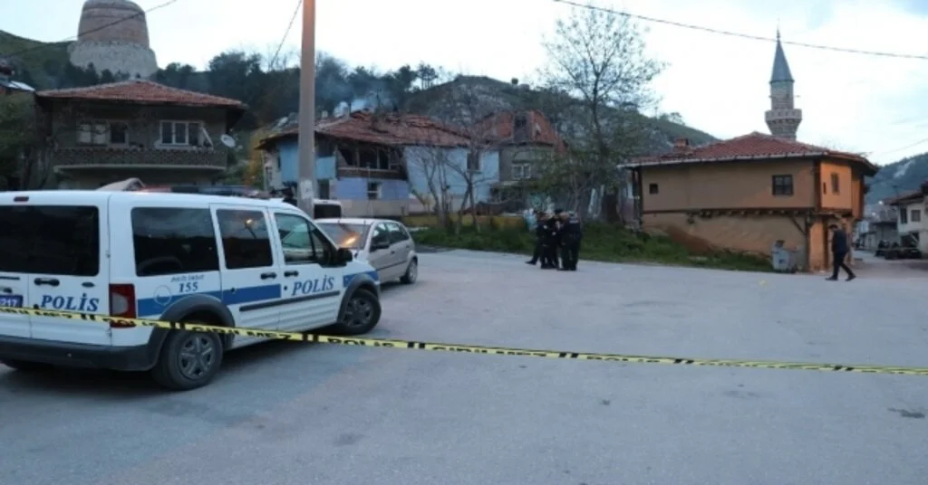 Gürültüye Kızıp Top Oynayanlara Ateş Açtı: 2 Yaralı