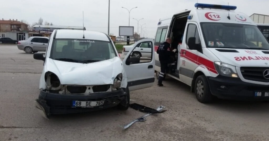 Hafif Ticari Araçla Otomobil Çarpıştı: 3 Yaralı
