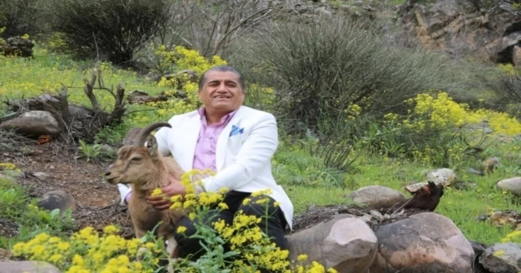 Hakkarili Sanatçı Aydın, Dağ Keçisiyle Kamera Karşısına Geçti