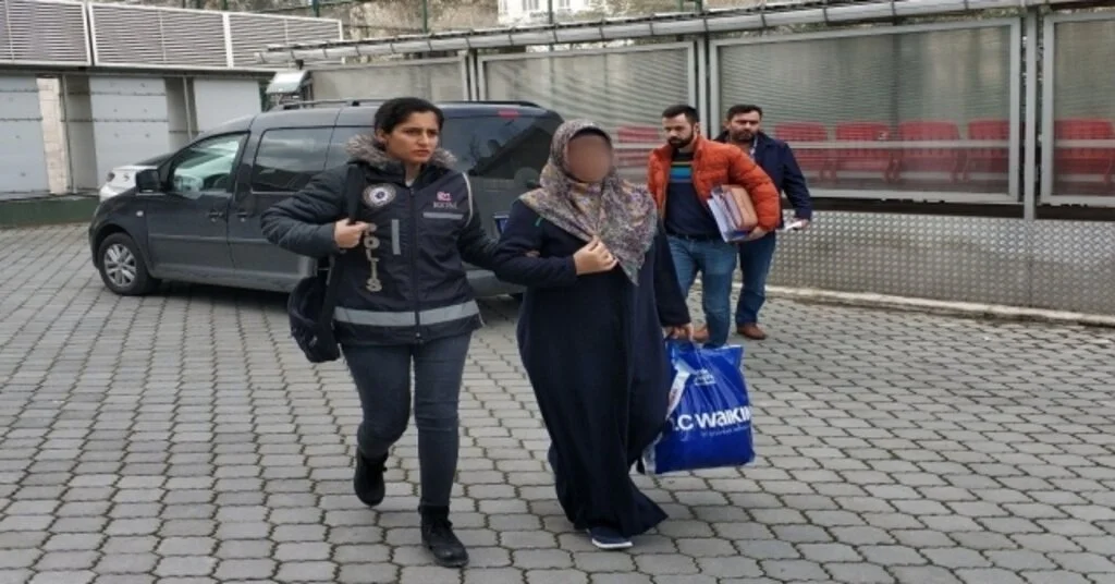 Havalimanında Yakalanan Fetöcü Karı-Koca Adliyede