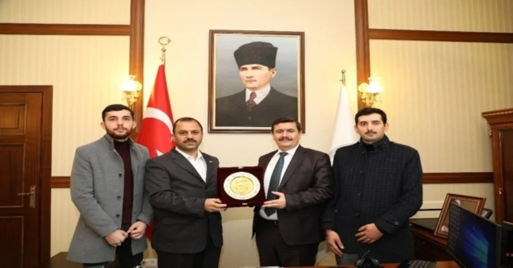 Hayrat İnsani Yardım Derneğinden Vali Arslantaşa Teşekkür Plaketi
