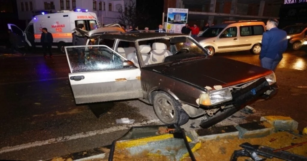 Hızını Alamayan Otomobil, Kırmızı Işıkta Bekleyen Araca Çarptı: 5 Yaralı