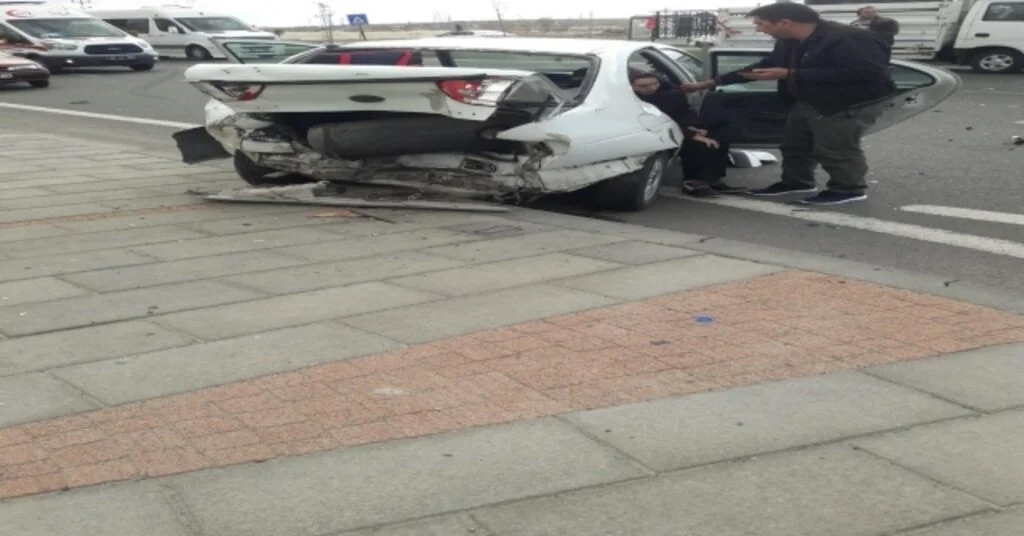 İki Aracın Karıştığı Trafik Kazasında 5 Kişi Yaralandı