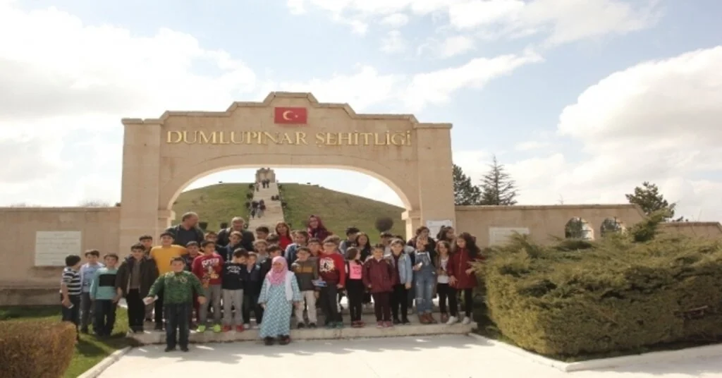 İlkokul Öğrencilerinin Şehitlik Ziyareti