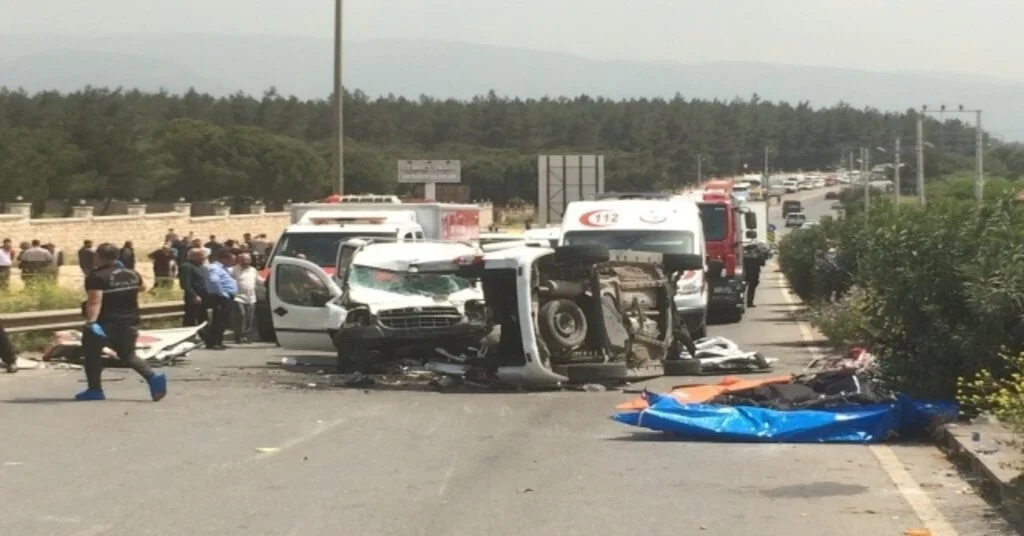 İzmirin Buca İlçesi Kaynaklar Bölgesinde 2 Aracın Çarpışması Sonucu Meydana Gelen Kazada 7 Kişinin Öldüğü, 1 Kişinin Yaralandığı Öğrenildi. Çok Sayıda Ambulans, Polis Ve İtfaiye Ekibi Bölgeye Sevk Edi
