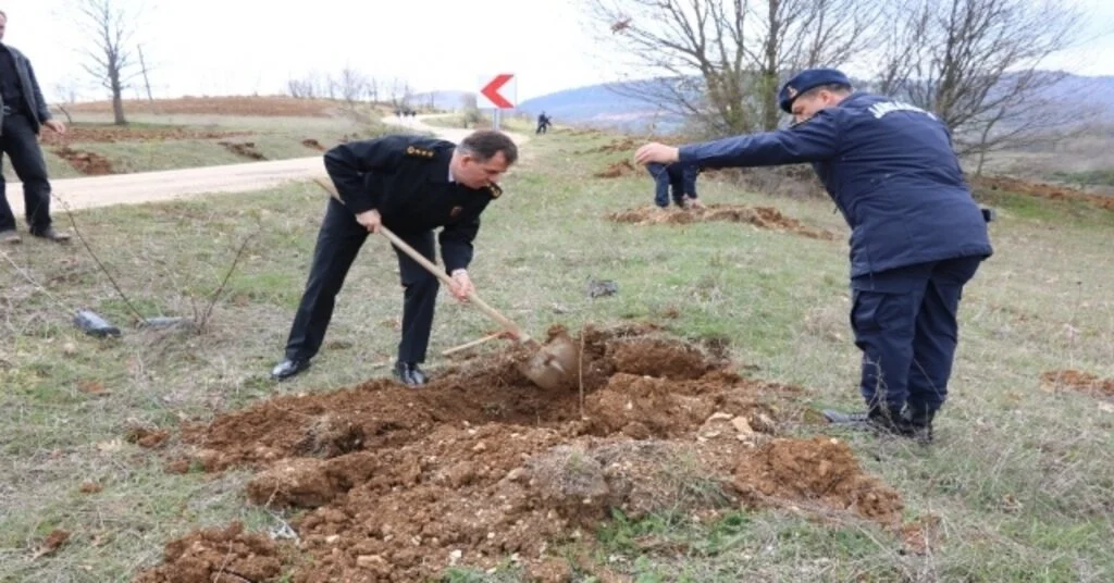 Jandarma Ekiplerinden Fidan Dikimi