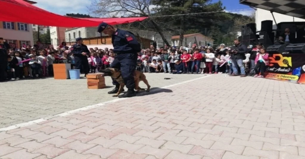 Jandarmadan Miniklere “Kaplan Ve Hisarlı” Sürpriz