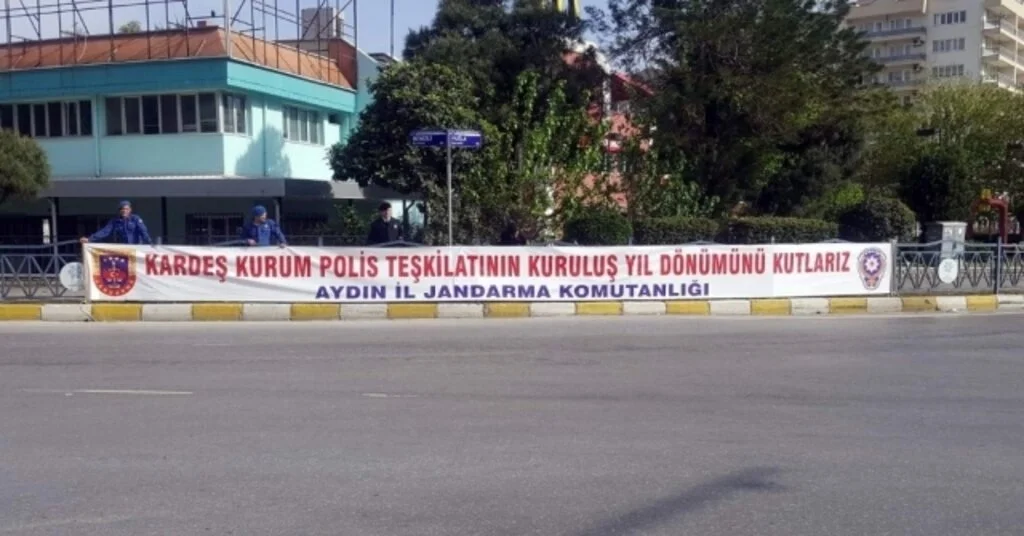 Jandarmadan Polise Pankartlı Jest