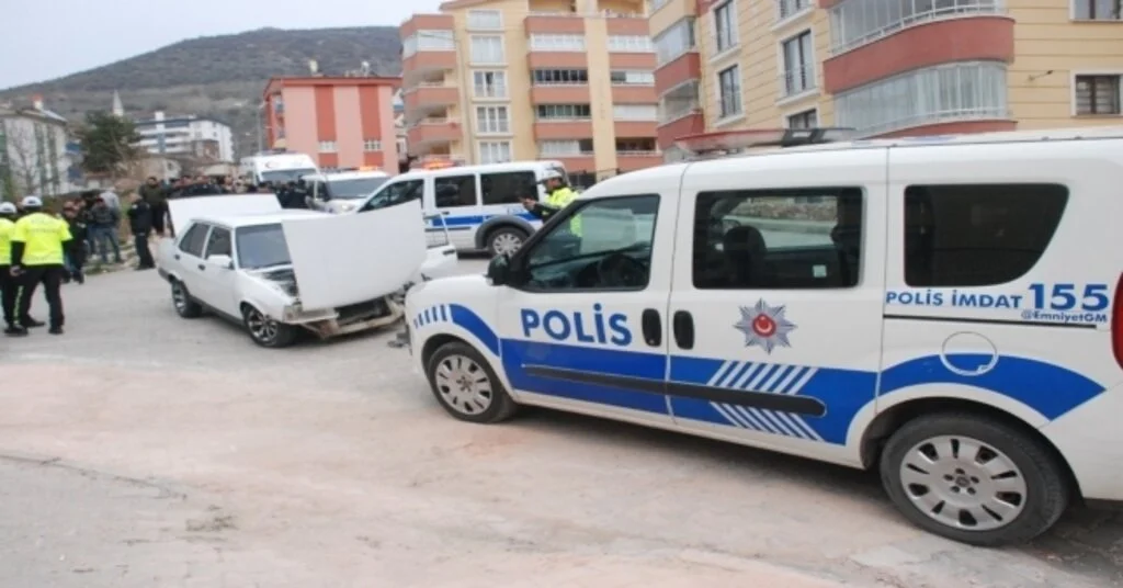 Kaçan Ehliyetsiz Sürücü Polis Otosuna Çarptı