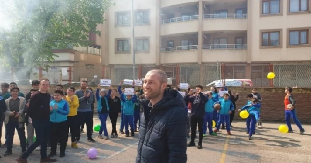 Kanseri Yenerek Okula Dönen Öğretmene Sürpriz Karşılama