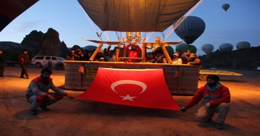 Kapadokyada Balonlar 23 Nisan İçin Türk Bayraklarıyla Havalandı