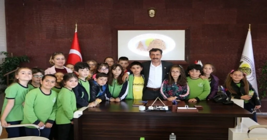 Kardelen Koleji Öğrencileri Başkan Süslüyü Ziyaret Etti