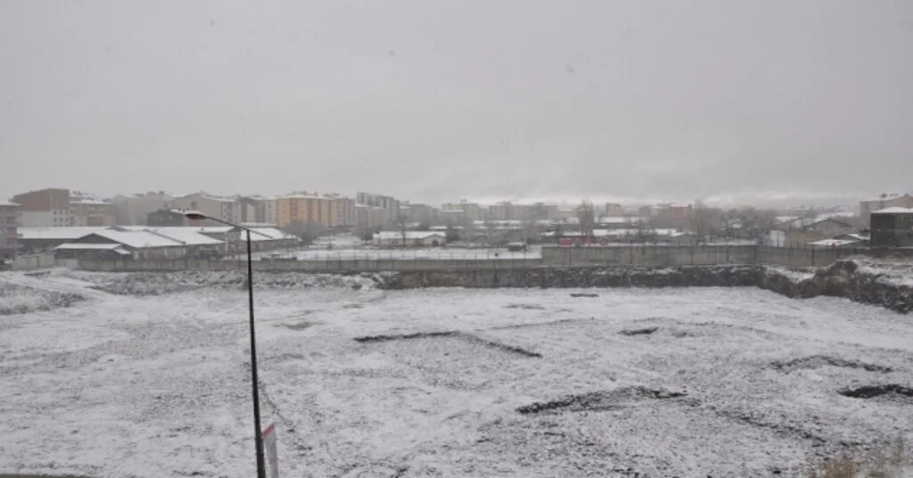 Karsa Nisan Ayında Lapa Lapa Kar Yağdı
