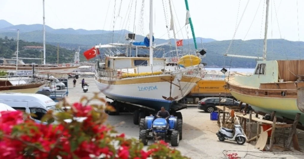 Kaşta Tekneler Sezon İçin Deniz İnmeye Başladı