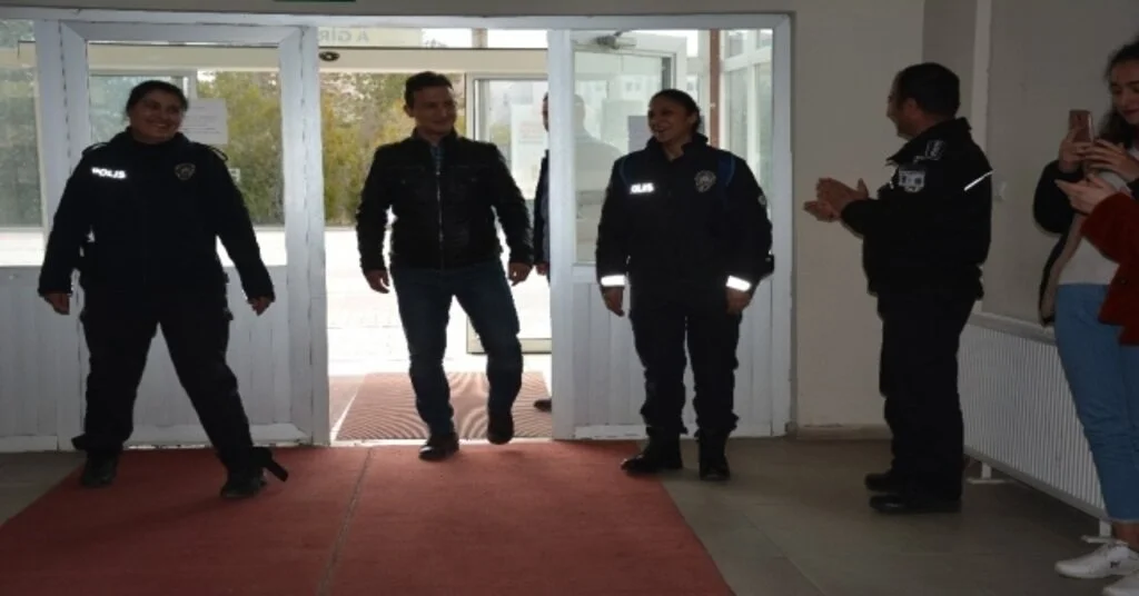 Kavga İhbarına Giden Polislere Kutlama Sürprizi