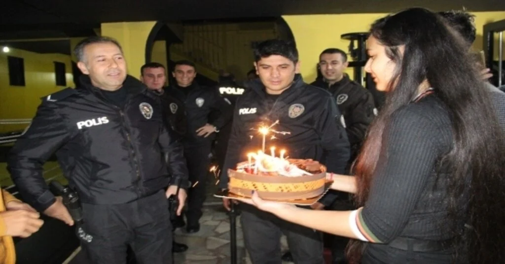 Kavga İhbarına Giden Polislere Sazlı Pastalı Sürpriz