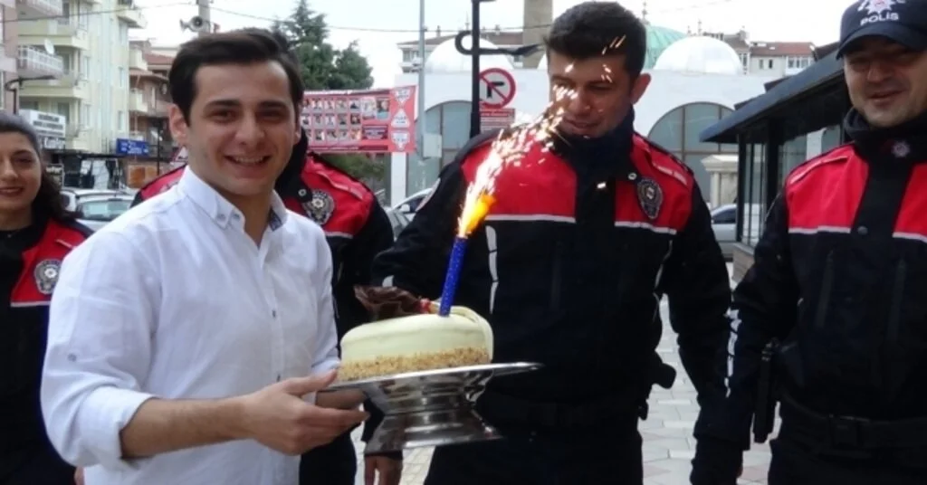 Kavga İhbarında Bulundukları Polisleri Konfeti Ve Pastayla Karşıladılar