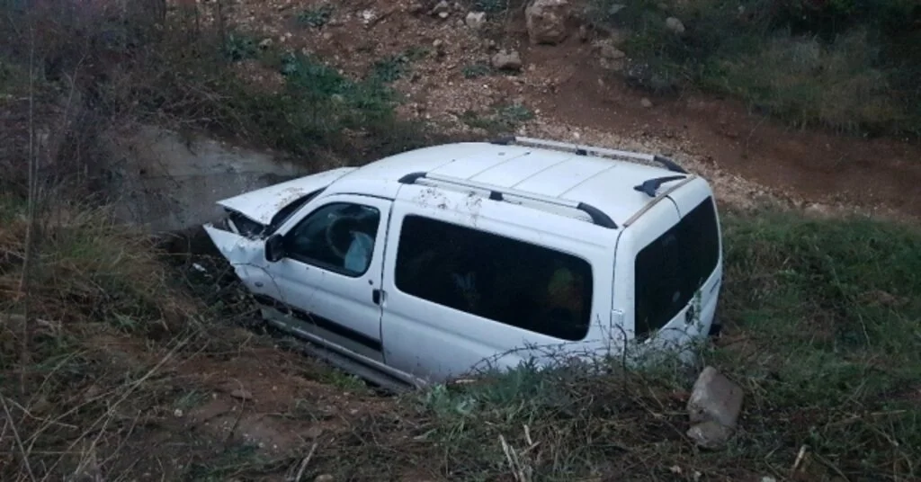 Kayan Araca Çarpmamak İçin Menfeze Uçtular: 1İ Ağır 5 Yaralı