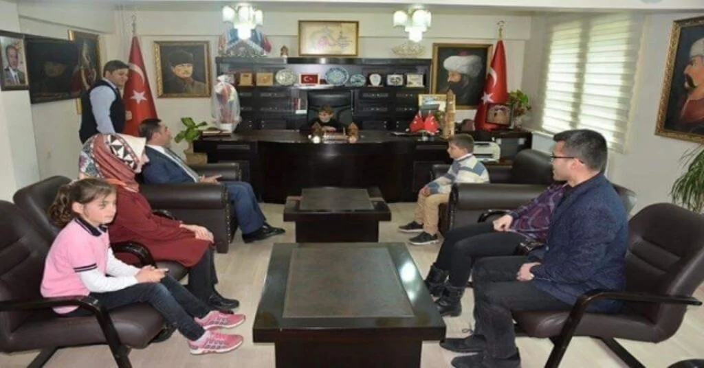 Kaymakam Alibeyoğlu Koltuğunu İlkokulu 3. Sınıf Öğrencisi Karaaslana Devretti