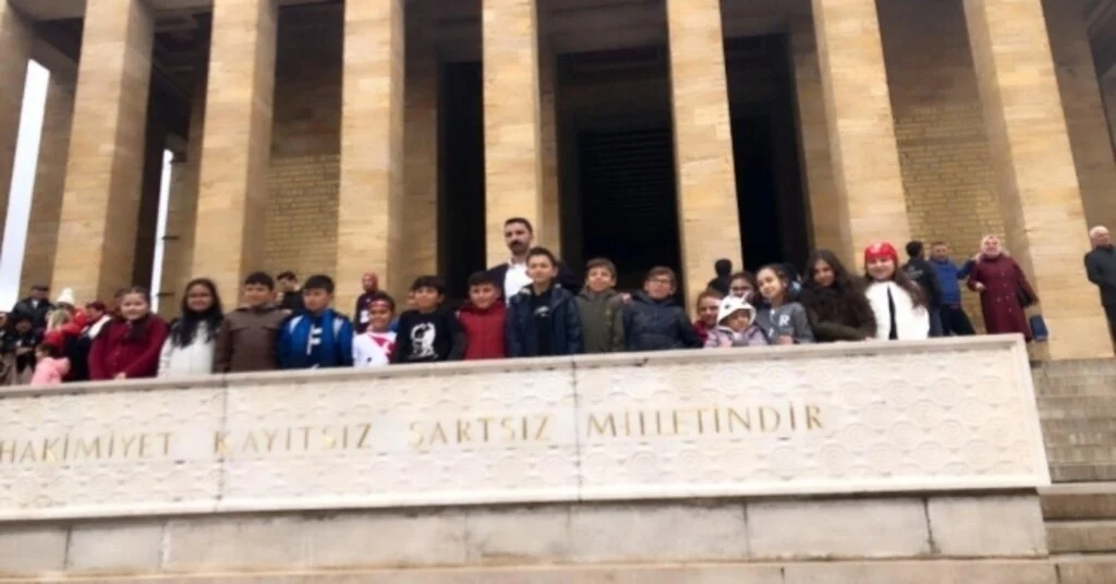 Kaynarcalı Öğrenciler Anıtkabirde Mezuniyet Töreni Düzenledi
