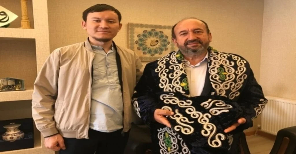Kazak Öğrenciden Milletvekili Kavuncuya Bey Kaftanı