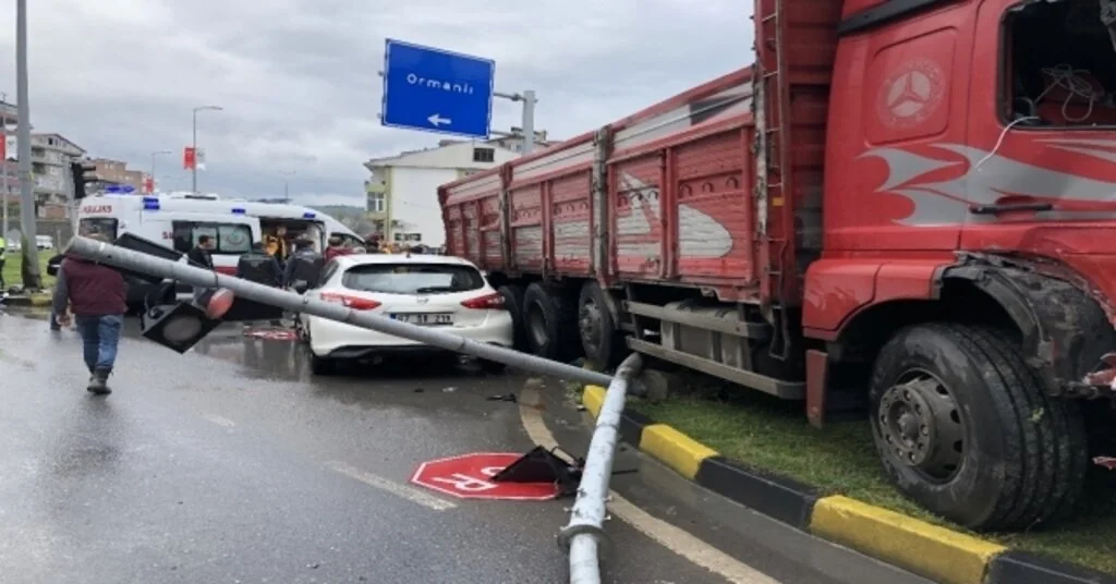 Kırmızı Işıkta Duramayan Kamyon Otomobile Çarptı