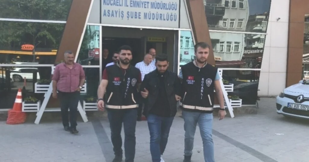 Kız Kardeşlerinin Gözü Önünde Anne Ve Babasını Öldüren Şahıs Adliyeye Sevk Edildi