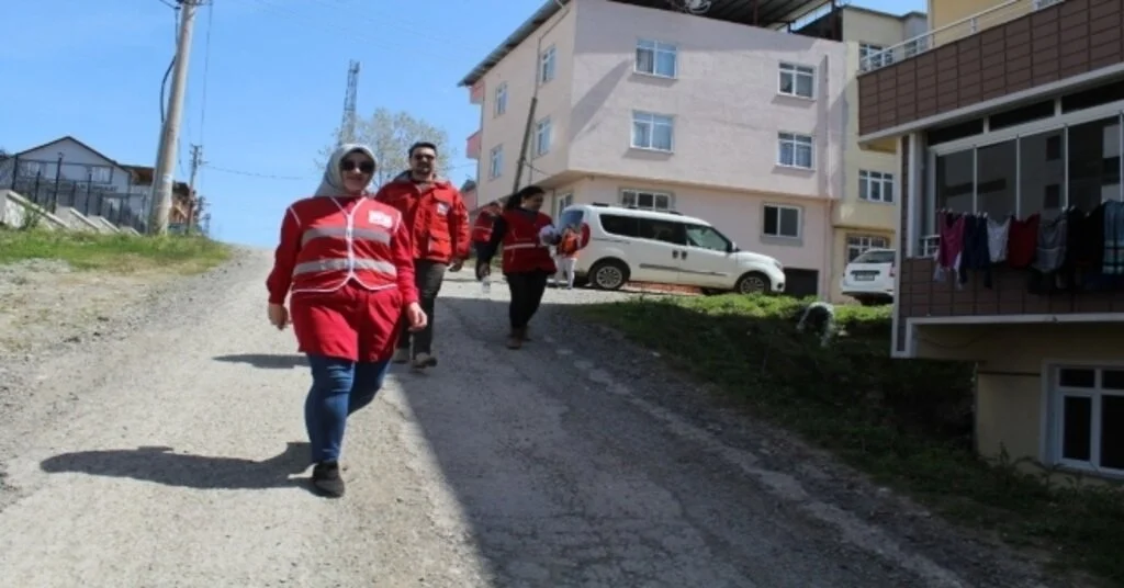 Kızılaydan İhtiyaç Sahiplerine Giysi Ve Gıda Yardımı