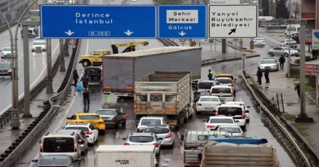 Kocaelide Kaza Yapan Tır D-100De Trafiği Felç Etti