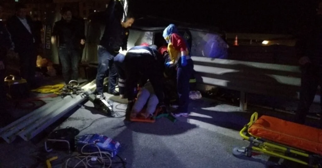 Kontrolden Çıkan 2 Otomobil Bariyerlere Çarptı: 4 Yaralı
