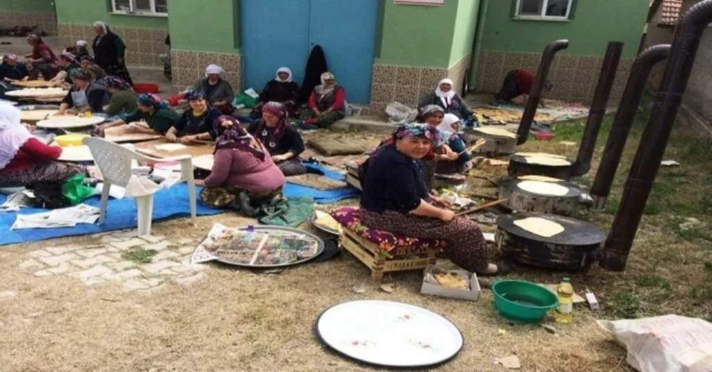 Köylü Kadınların Geleneksel Gözleme Ve Helva Hayrı