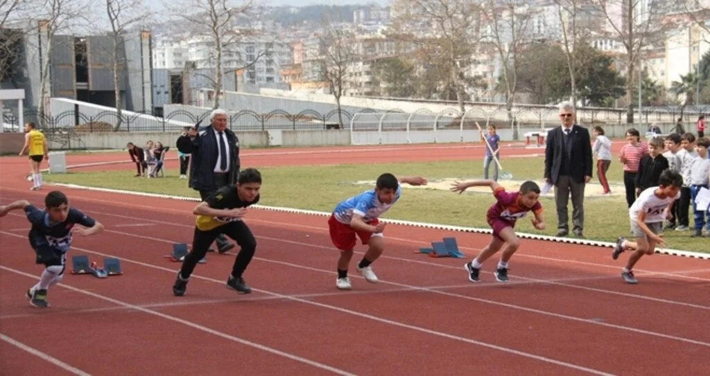Küçük Atletler Madalyalarını Aldı