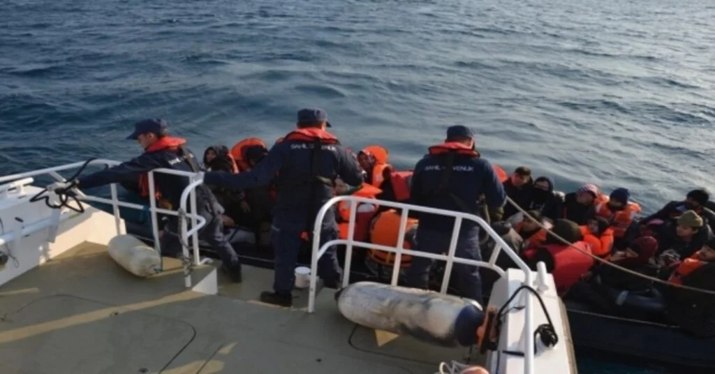Kuşadası Körfezinde Sürüklenen 26Sı Çocuk 47 Kaçak Göçmeni Sahil Güvenlik Kurtardı