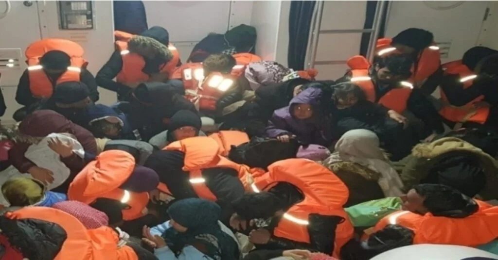 Kuşadasında 54 Kaçak Göçmen Yakalandı