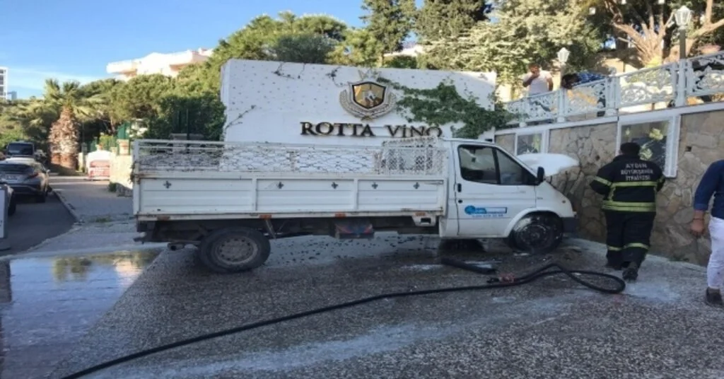 Kuşadasında Kamyonet Park Halindeyken Yandı
