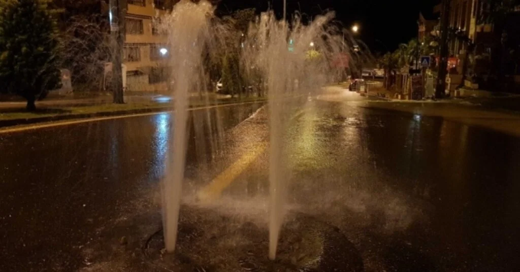 Kuşadasında Sağanak Yağmur Etkili Oldu