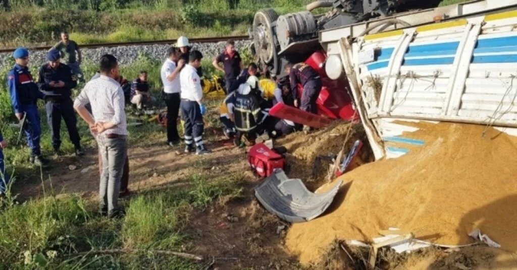 Lastiği Patlayan Kamyon Karşı Şeride Geçip Şarampole Yuvarlandı: 1 Yaralı